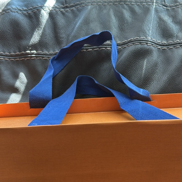 Authentic Louis Vuitton, larger size shopping bag - Picture 2 of 7